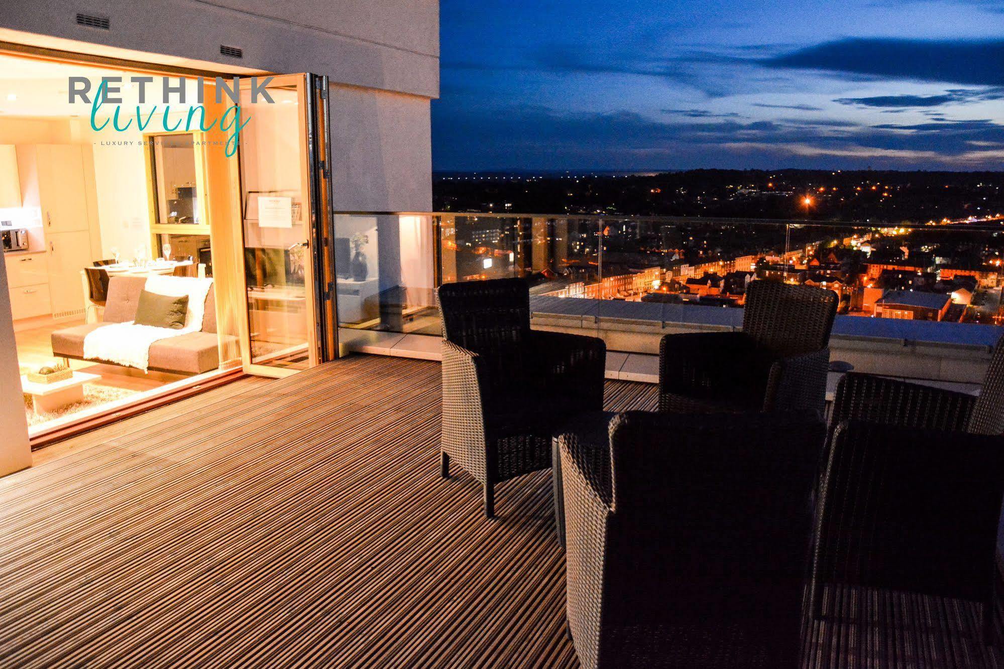 ホテル The Penthouse At Hewitt レディング エクステリア 写真